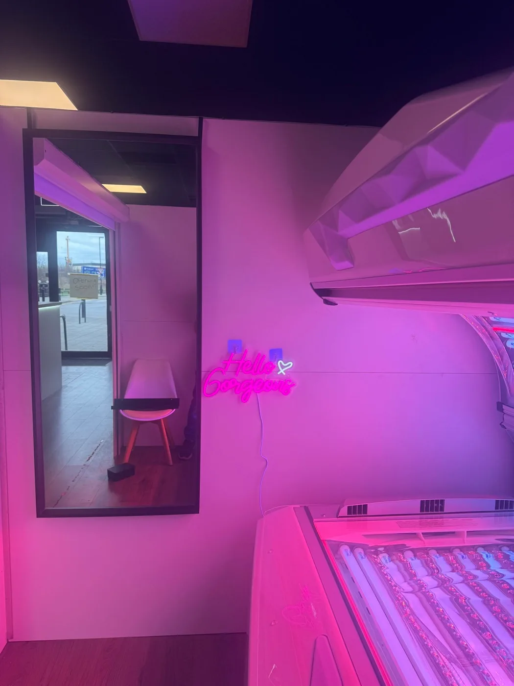 Luxura Jewel sunbed room at Luxe Glow Studio